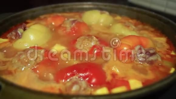 装满肉的甜椒正在大锅里煮视频的预览图