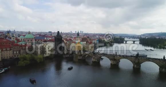 布拉格桥著名的查尔斯桥在捷克共和国维塔瓦河上鸟瞰视频的预览图
