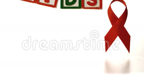 在一条红丝带前掉落的拼字艾滋病视频的预览图