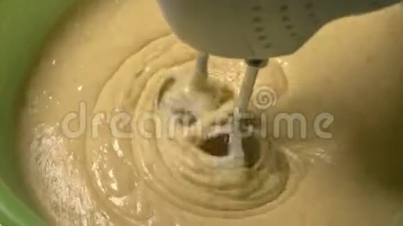 将面团与搅拌机混合用搅拌机烹饪奶油面团在180fps中慢速拍摄在美丽的波浪上视频的预览图