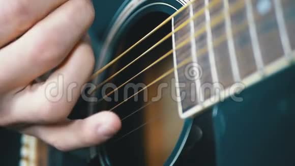 一个人和一个调解人一起弹声吉他慢动作视频的预览图