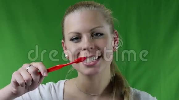 女人刷牙微笑视频的预览图