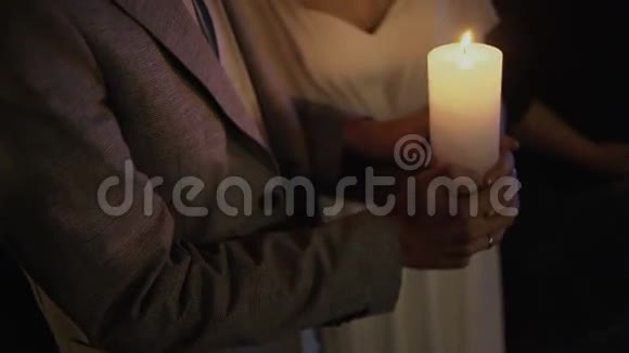 新郎新娘点燃蜡烛象征爱情视频的预览图