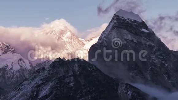 珠穆朗玛峰日落喜马拉雅山脉时间推移全景4k视频的预览图