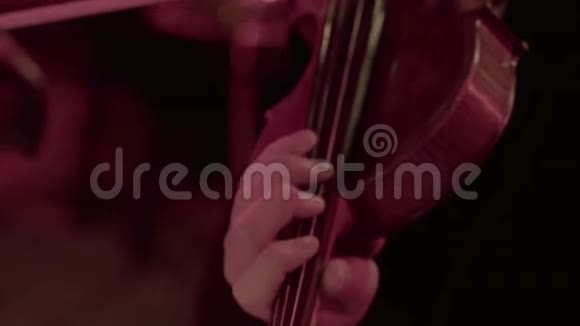 拉小提琴的特写视频的预览图