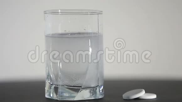 阿司匹林或泡腾药丸滴入一杯水中视频的预览图