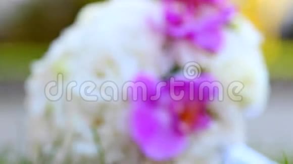 美丽的婚礼花束白玫瑰和粉色兰花送给新娘视频的预览图