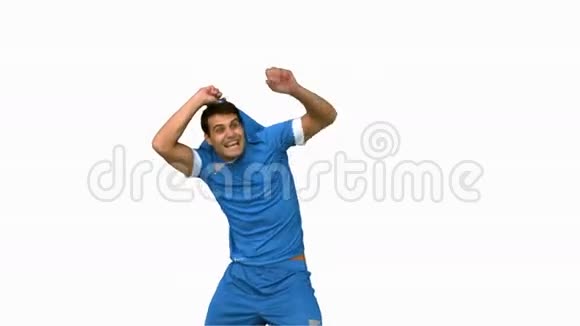 快乐的足球运动员在白色屏幕上庆祝进球视频的预览图
