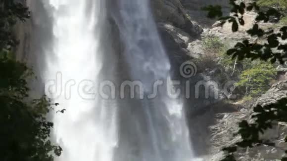 尤昌瀑布的水流强劲视频的预览图