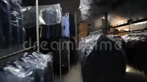 缝纫厂服装业外包装缝视频的预览图