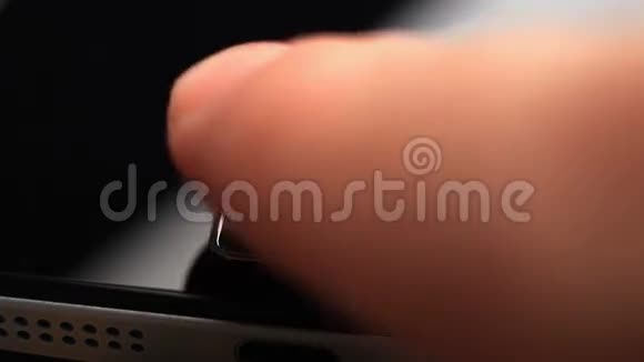 智能手机上的指纹安全屏幕解锁视频的预览图