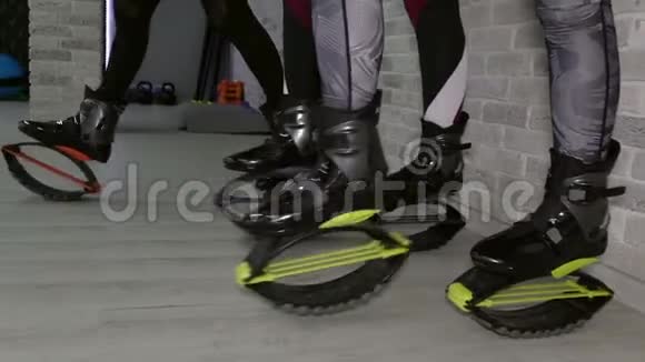 运动女孩袋鼠跳跃的特写运动鞋视频的预览图