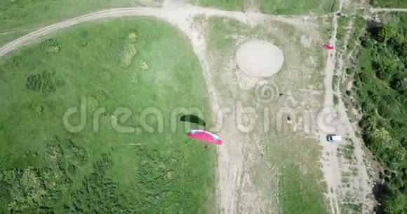滑翔伞课程从无人机从空中射击滑翔伞视频的预览图