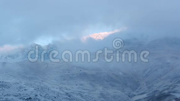 高加索山脉上空的云和日出视频的预览图