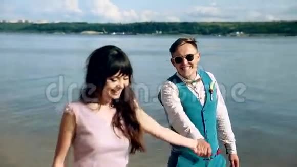男人和女人年轻人幸福的已婚成年夫妇在海滩上玩得开心视频的预览图