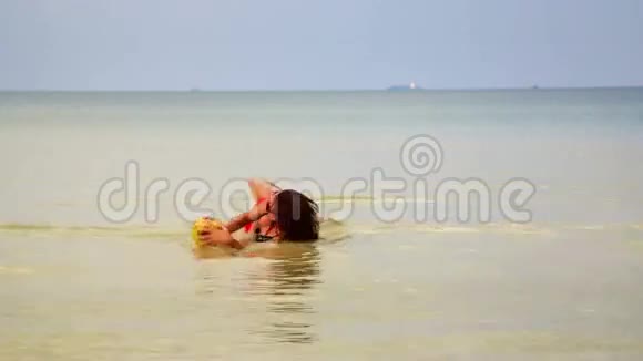 柬埔寨妇女日光浴喝着椰子享受假期视频的预览图