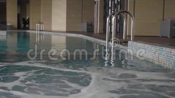 带按摩浴缸的游泳池视频的预览图