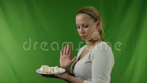 女孩拒绝吃奶油角视频的预览图