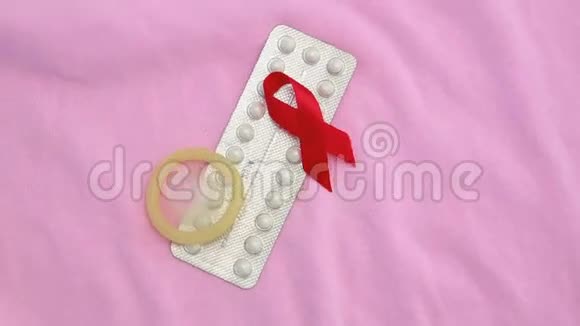 带红丝带避孕套的避孕药包视频的预览图