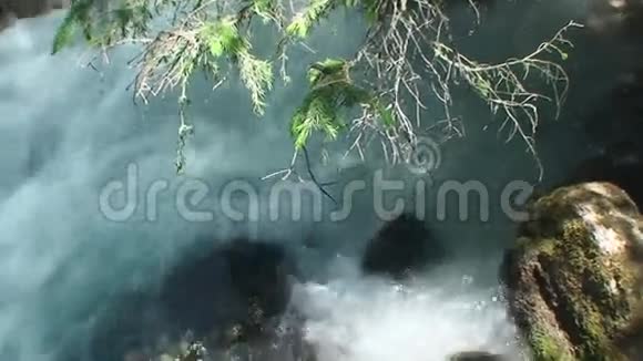 山河里的水磨石视频的预览图