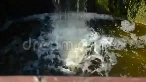 夏季湖坝瀑布视频的预览图