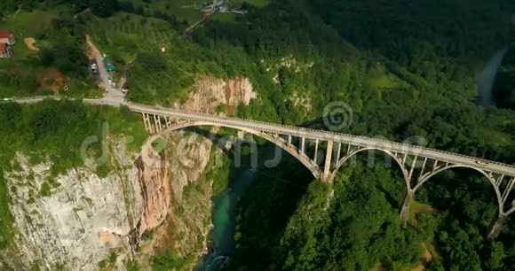 在欧洲最高的汽车桥梁之一的杜德维卡塔拉弧桥的空中景观视频的预览图