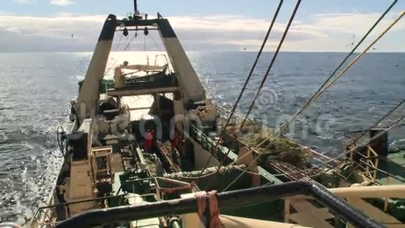 拖网渔船从主甲板的视野视频的预览图
