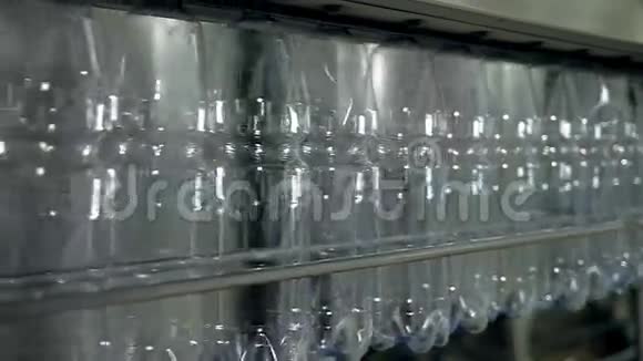 空的塑料瓶装水在传送带上移动视频的预览图