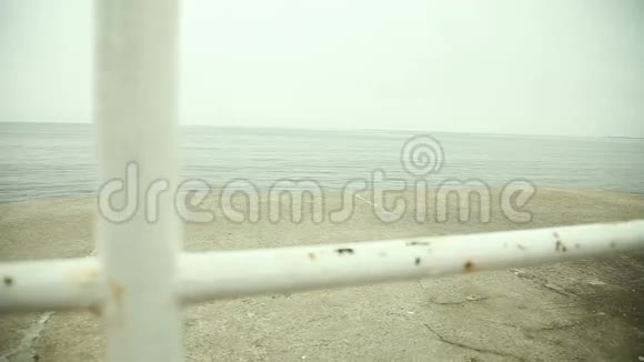 从古老的码头俯瞰平静的大海海景视频的预览图