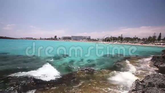 海滨度假酒店海边或海边的酒店海边的人们海岸线沙滩蔚蓝的海海滩视频的预览图
