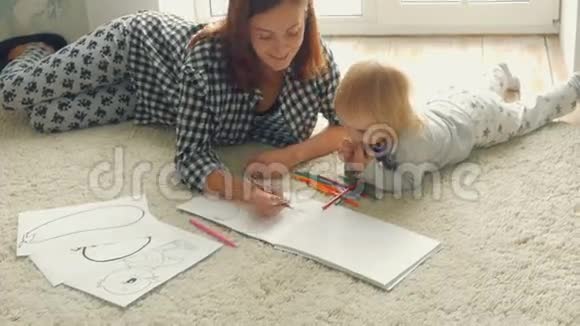 带妈妈的小女孩用铅笔画相册视频的预览图