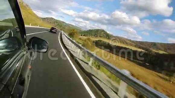在蛇形山上驾驶汽车视频的预览图