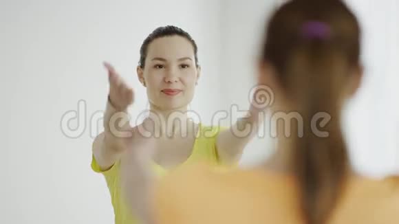 年轻的女人在练习瑜伽视频的预览图