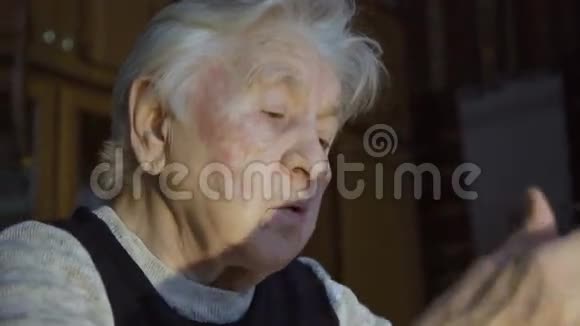 一个老奶奶独自看着摄像机满脸皱纹疲惫不堪视频的预览图