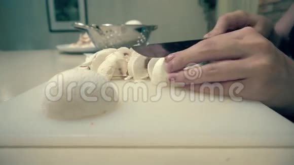 清理蘑菇并切成小块碗视频的预览图