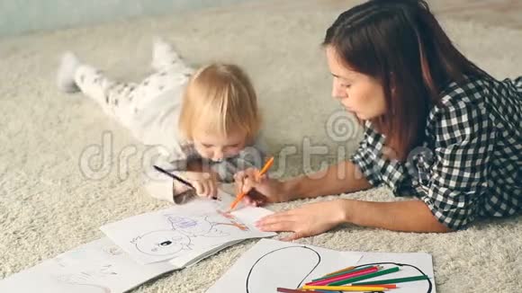 妈妈和小女儿用铅笔画相册视频的预览图