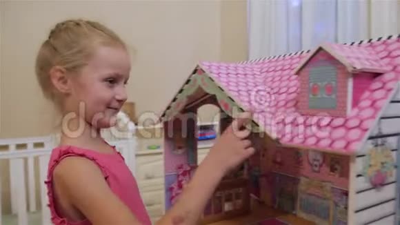 小女孩和玩具屋视频的预览图