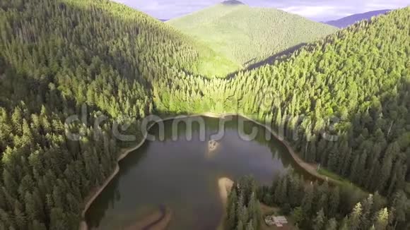 乌克兰喀尔巴阡山脉的塞内维尔湖的鸟瞰图视频的预览图