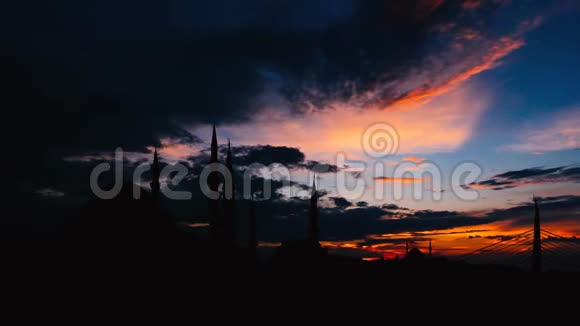 日落时分著名的Suleymaniye清真寺在伊斯坦布尔城市景观的时间推移视图视频的预览图