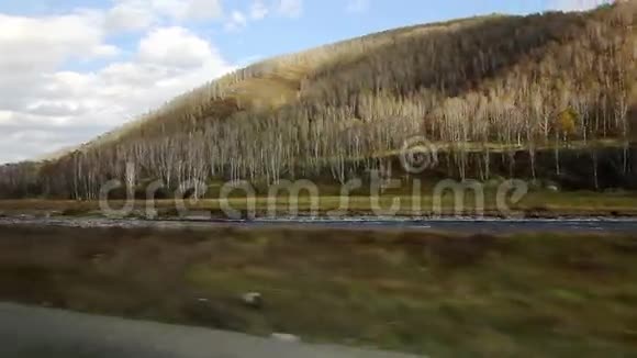 沿着河流和一座山运动视频的预览图
