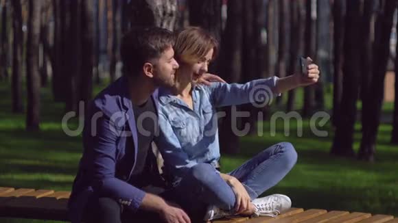 情侣在公园里自拍视频的预览图