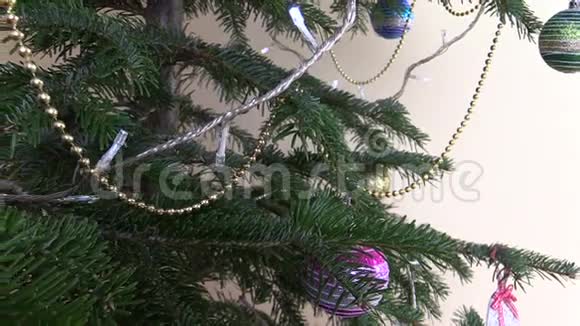 装饰圣诞树的玩具和白色花环的灯光闪烁视频的预览图