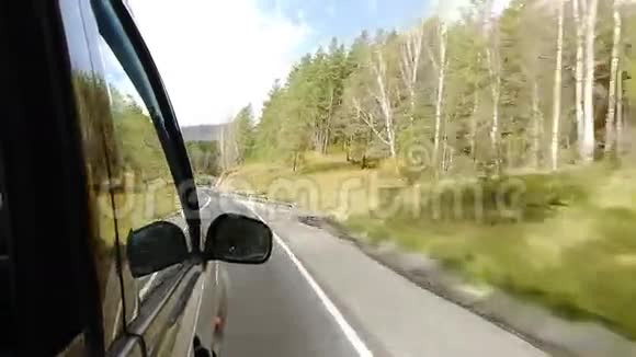 在森林山公路上驾驶汽车视频的预览图