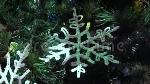 装饰的圣诞树玩具和蕾丝雪花新年视频的预览图