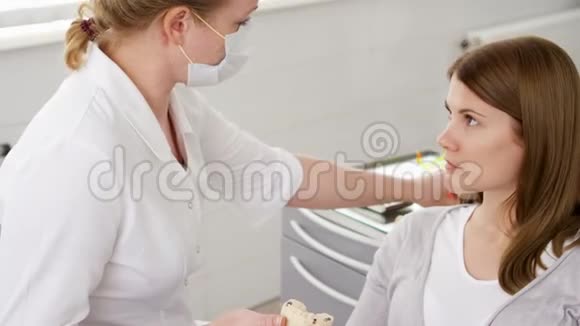 女牙医在诊所和女病人交谈工作中的女专业医生牙科检查视频的预览图