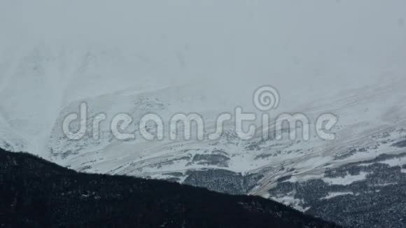 高加索山脉覆盖着白雪视频的预览图