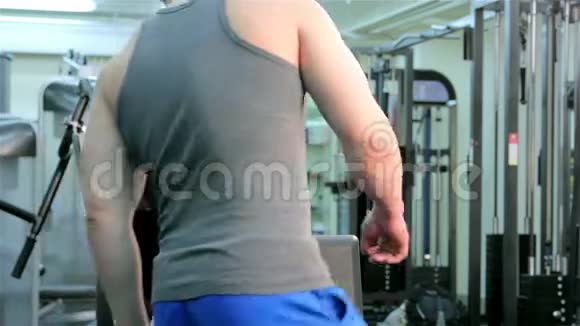 一个男人在健身房训练特写镜头视频的预览图