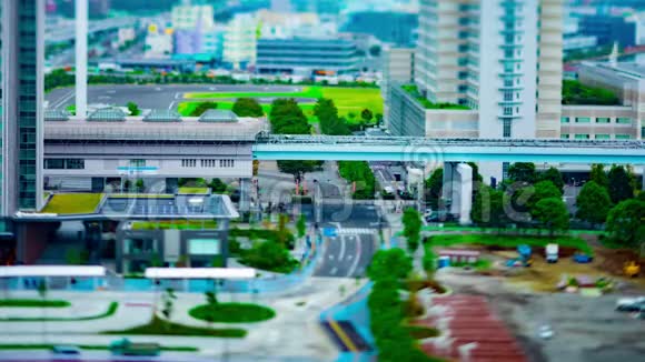 东京阿里亚克白天倾斜变化中的城市街道的时间点视频的预览图