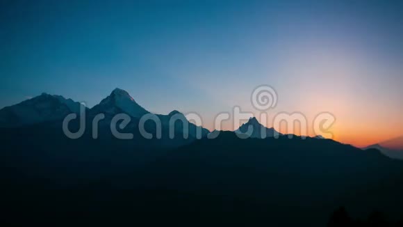 喜马拉雅山日出时间4K视频的预览图