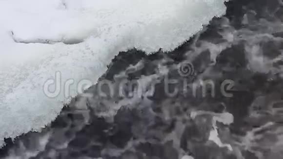 春天的河流有融化的冰和水视频的预览图